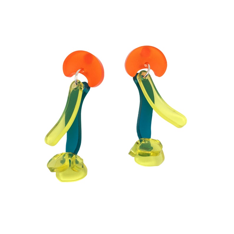 Puede incluir: Un par de pendientes colgantes con un dise&ntilde;o abstracto de color naranja brillante, azul verdoso y amarillo.