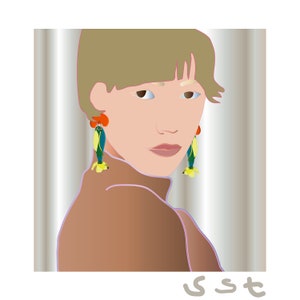Puede incluir: Una mujer con el pelo corto y casta&ntilde;o claro lleva un jersey de cuello alto marr&oacute;n. Lleva unos pendientes largos y coloridos con forma de pez. El fondo es un degradado plateado.