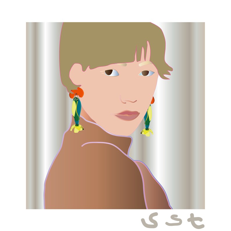 Puede incluir: Una mujer con el pelo corto y casta&ntilde;o claro lleva un jersey de cuello alto marr&oacute;n. Lleva unos pendientes largos y coloridos con forma de pez. El fondo es un degradado plateado.