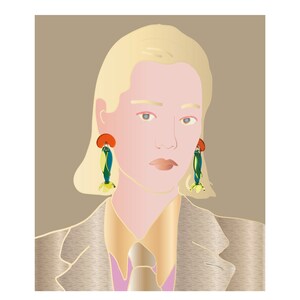 Puede incluir: Una mujer con cabello rubio que lleva una chaqueta beige con una corbata dorada y grandes pendientes en forma de pez de colores.