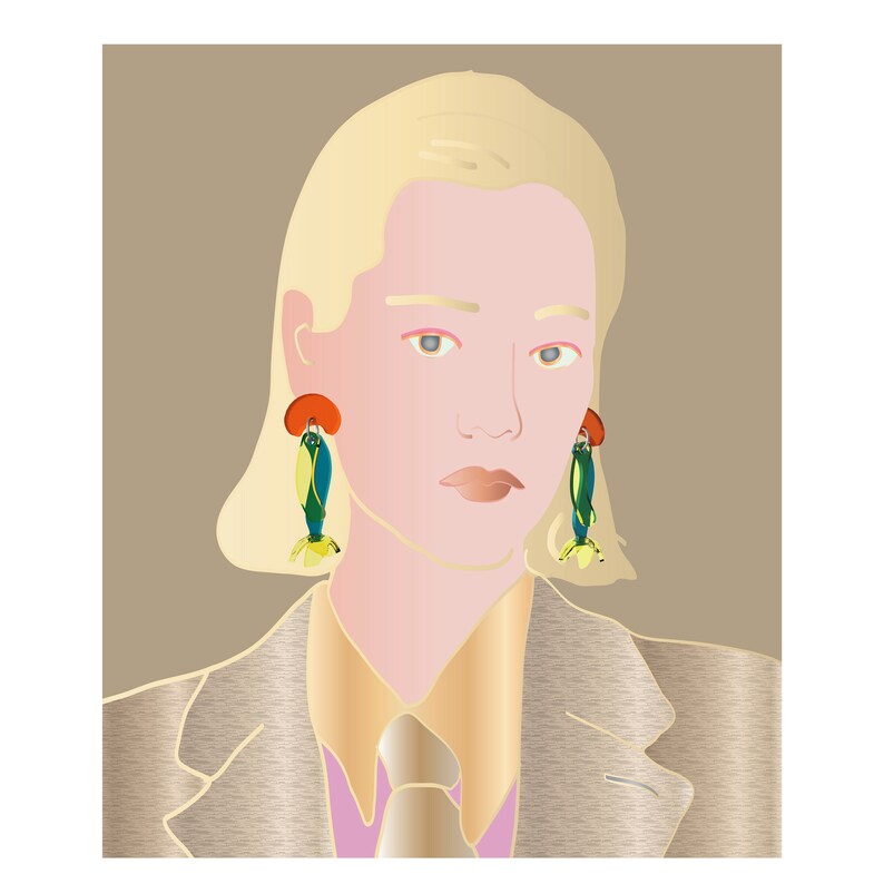 Puede incluir: Una mujer con cabello rubio que lleva una chaqueta beige con una corbata dorada y grandes pendientes en forma de pez de colores.