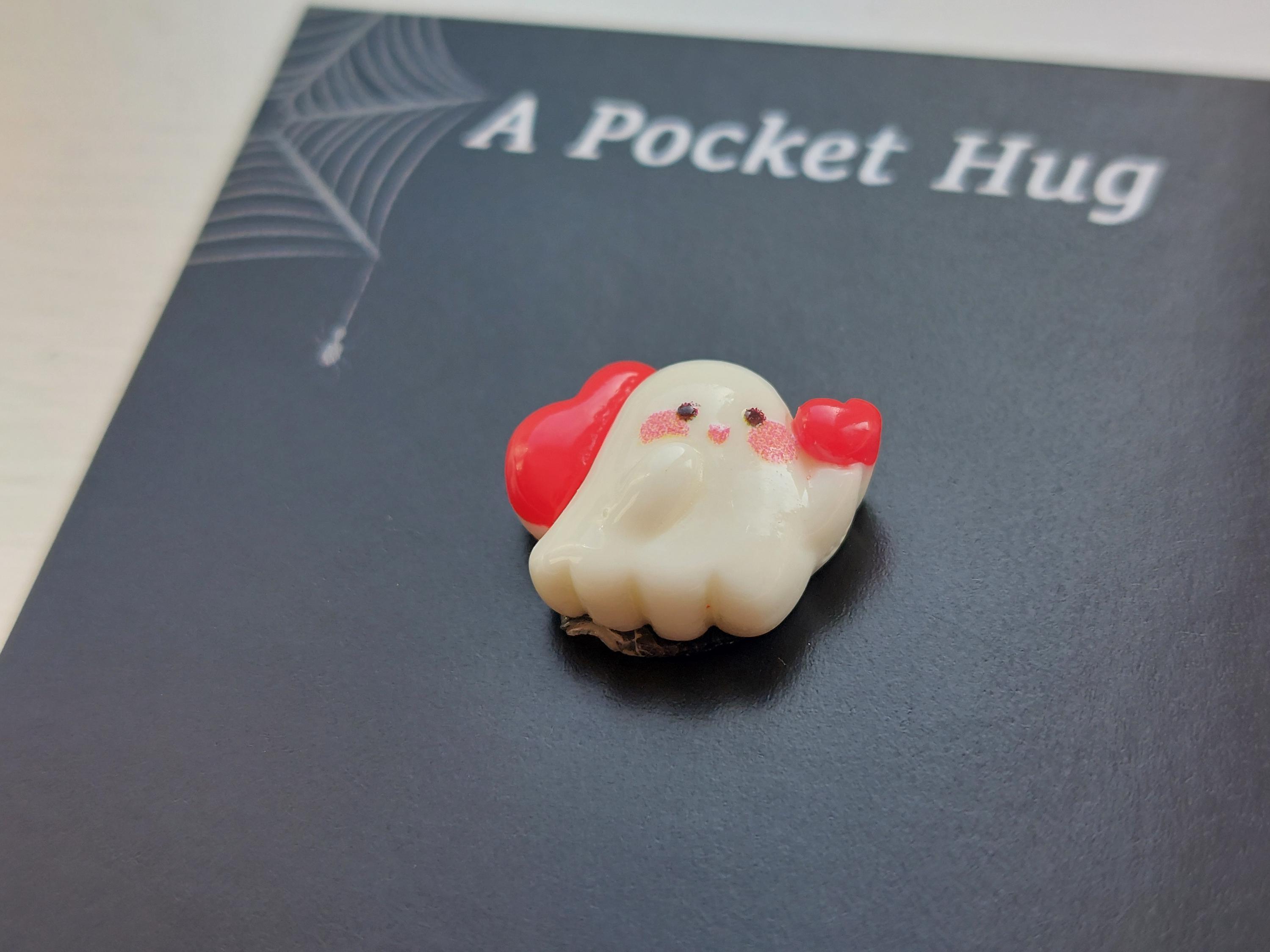 Pocket Hug Ghost - Niedlicher Geist Als Emotional Support, 16cm Acryl Anhänger Mit Geschenkkarte