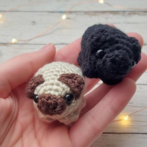 Pequeños cachorros de perro PUG, regalo de ganchillo, recuerdos hechos a mano, grandes y pequeños, 3 cm, 5 cm, beige, blanco o negro - Pocket Pets