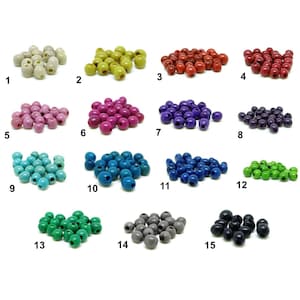 Op de afbeelding: Een verzameling houten kralen in diverse kleuren, waaronder crème, geelgroen, rood, roze, paars, blauw en groen. Elke stapel kralen is genummerd van 1 tot 15, wat een breed scala aan opties biedt voor knutselen en sieraden maken.