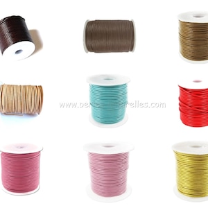 Puede incluir: Surtido de carretes de cordón de cuero en varios colores, incluyendo marrón, beige, turquesa, rojo, rosa y dorado. Los carretes son todos del mismo tamaño y tienen bobinas de plástico blanco.
