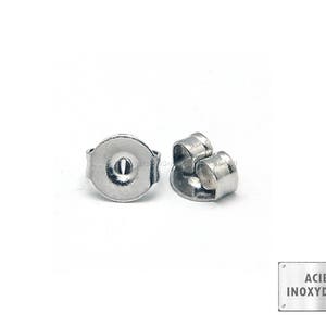 Peut inclure: Deux dos d'oreille en argent, l'un avec un dos plat et l'autre avec un dos incurvé. Les dos sont en acier inoxydable et sont conçus pour maintenir les boucles d'oreilles en place.