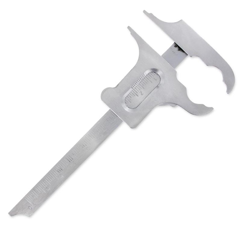 Puede incluir: Un calibre de metal plateado con una escala de medici&oacute;n de hasta 5 cm. El calibre tiene un dise&ntilde;o &uacute;nico con una mand&iacute;bula curva para medir el di&aacute;metro interior de los objetos.