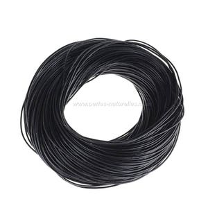 Puede incluir: Un carrete de cordón de cuero negro, perfecto para la elaboración de joyas o proyectos de artesanía.