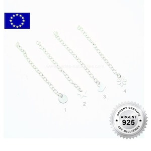 Puede incluir: Cuatro extensores de cadena de plata con diferentes dijes. Los dijes incluyen un círculo, una estrella, un pájaro y una flor. Las cadenas están etiquetadas del 1 al 4. La imagen también incluye un sello de plata que dice "Argent Certifie Argent 925 Milliemes".