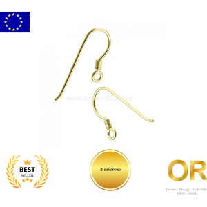 Op de afbeelding: Twee vergulde oorhaken met een 3 micron vernikkeling. De haken zijn van metaal en hebben een eenvoudig ontwerp.