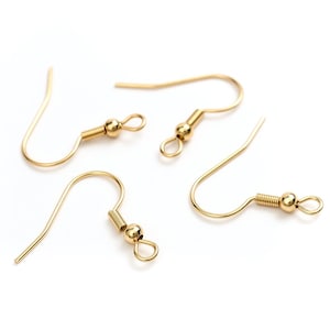Peut inclure: Quatre crochets d'oreille dorés avec fermoirs à ressort. Les crochets sont en métal et ont une finition lisse et polie.