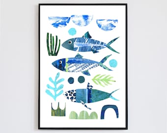 Puede incluir: Una impresión de collage digital con tres peces azules con detalles blancos y verdes, rodeados de algas verdes y azules y formas abstractas.
