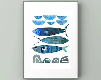 Puede incluir: Una impresión artística enmarcada con un diseño abstracto de acuarela de tres peces en tonos azules y verdes. Los peces tienen una apariencia texturizada y están sobre un fondo blanco. La obra incluye formas estilizadas de olas y rocas.