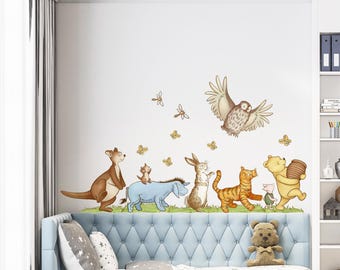 Op de afbeelding: Een Winnie de Poeh-thema wanddecoratie set met personages zoals Tigger, Eeyore, Piglet en Uil. De stickers zijn gedrukt op een witte achtergrond en zijn perfect om een vleugje whimsy toe te voegen aan elke kinderkamer.
