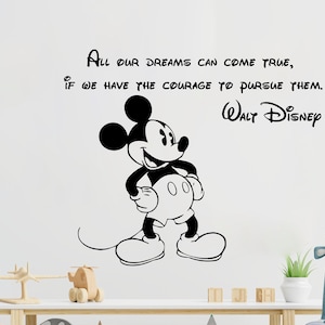 K&ouml;nnte beinhalten: Schwarz-wei&szlig;e Wandtattoos mit Mickey Mouse und dem Zitat "All unsere Tr&auml;ume k&ouml;nnen wahr werden, wenn wir den Mut haben, sie zu verfolgen. Walt Disney."