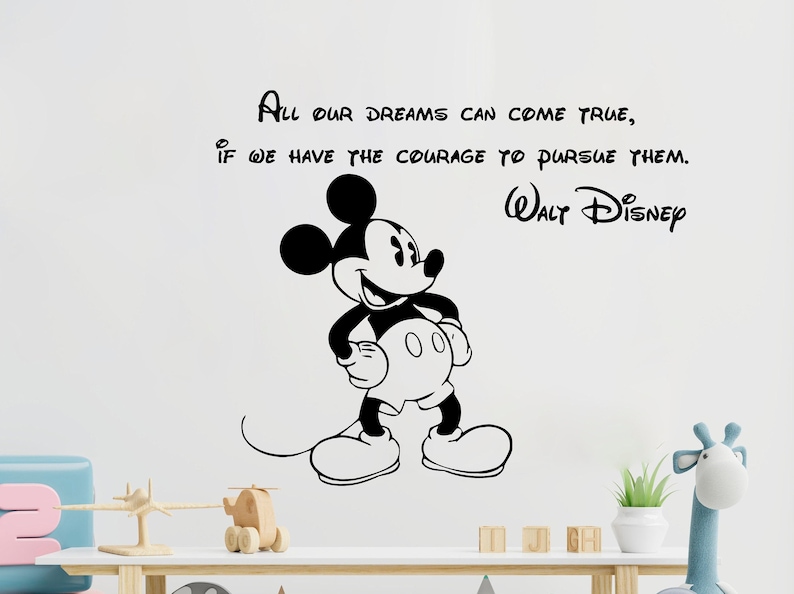 K&ouml;nnte beinhalten: Schwarz-wei&szlig;e Wandtattoos mit Mickey Mouse und dem Zitat "All unsere Tr&auml;ume k&ouml;nnen wahr werden, wenn wir den Mut haben, sie zu verfolgen. Walt Disney."