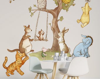 Pode incluir: Um conjunto de adesivos de parede para o quarto das crianças com tema Winnie the Pooh, com personagens como Tigrão, Eeyore, Porquinho e Coelho. O conjunto também inclui uma árvore, uma colmeia e um balanço.