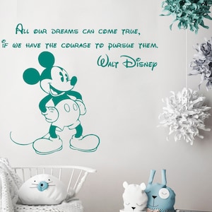 K&ouml;nnte beinhalten: Eine t&uuml;rkisfarbene Mickey Mouse Silhouette mit dem Zitat "All our dreams can come true, if we have the courage to pursue them. Walt Disney" an einer wei&szlig;en Wand.