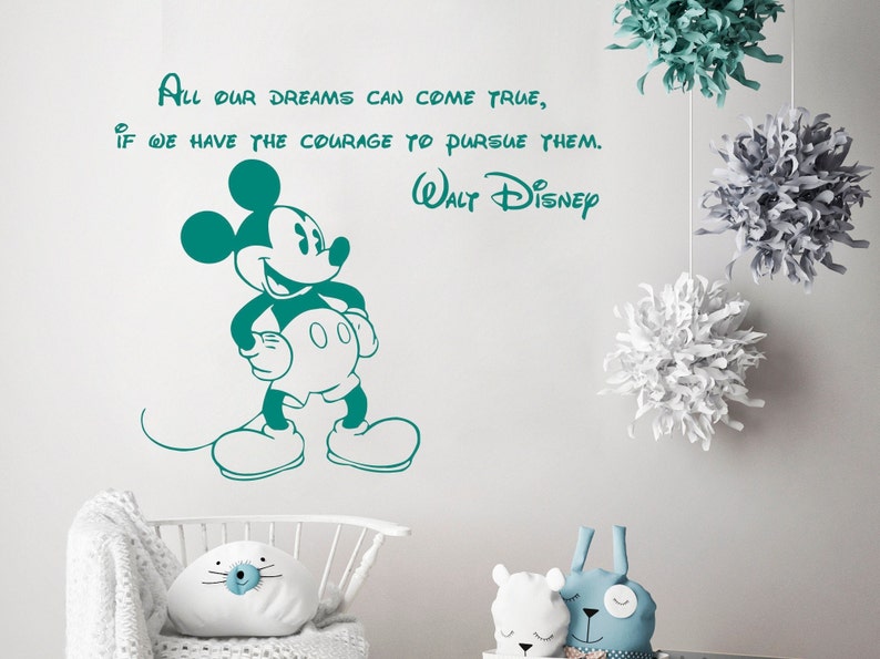 K&ouml;nnte beinhalten: Eine t&uuml;rkisfarbene Mickey Mouse Silhouette mit dem Zitat "All our dreams can come true, if we have the courage to pursue them. Walt Disney" an einer wei&szlig;en Wand.