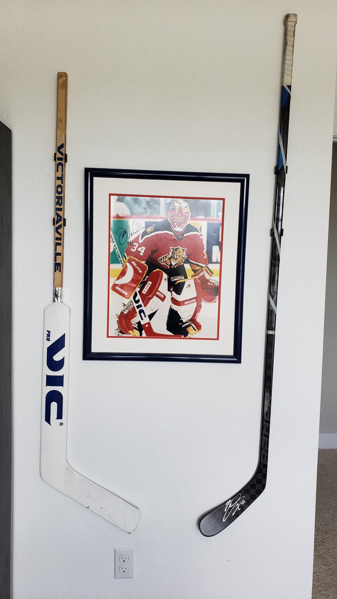 Hockey Stick Display Hanger Holder NHL Autographed Game Used Wall
