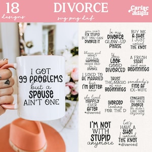 Op de afbeelding: Witte keramische mok met de tekst "I GOT 99 PROBLEMS but a SPOUSE AIN'T ONE" in het zwart. De afbeelding bevat ook verschillende ontwerpen met een scheidingsthema en het woord "DIVORCE" in roze.