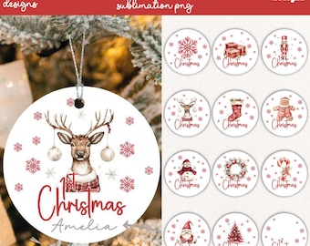 Peut inclure: Ornement de Noël blanc avec un motif de renne, des flocons de neige et le texte "1st Christmas Amelia". L'image présente également 12 motifs de Noël différents, dont un bonhomme de neige, le Père Noël et un sapin.