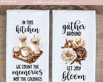 Puede incluir: Dos diseños de toallas de cocina. El primer diseño presenta un fondo blanco con texto marrón que dice "En esta cocina contamos los recuerdos, no las calorías". El diseño también presenta una ilustración marrón de chocolate caliente con malvaviscos. El segundo diseño presenta un fondo blanco con texto marrón que dice "Reúnase, deje que la alegría florezca". El diseño también presenta una ilustración floral marrón.