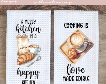 Puede incluir: Dos toallas de cocina blancas con texto negro e imágenes. La primera toalla dice "Una cocina desordenada es una cocina feliz" y presenta un croissant, una taza de café y una bolsa de café. La segunda toalla dice "Cocinar es amor hecho comestible" y presenta una taza de café con un diseño de corazón y un pastel.