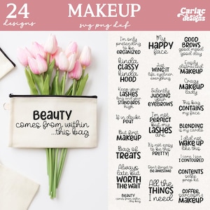 Könnte beinhalten: Eine weiße Canvas-Schminktasche mit schwarzem Text, der "Beauty comes from within...this bag" lautet. Die Tasche ist von 24 verschiedenen Designs mit Texten zum Thema Make-up, Schönheit und Selbstpflege umgeben. Die Designs sind in schwarzem Text auf weißem Hintergrund.