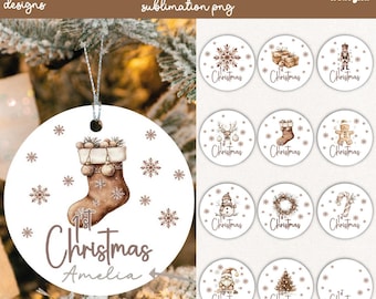 Peut inclure: Ornement de Noël blanc avec un motif de bas brun, des flocons de neige et le texte "1st Christmas Amelia". L'image présente également 12 motifs circulaires avec des illustrations sur le thème de Noël et le mot "Christmas".