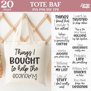 Könnte beinhalten: Eine weiße Einkaufstasche mit dem Text "Things I BOUGHT to help the economy" darauf gedruckt. Die Tasche hängt an einem Wandregal aus Holz. Das Bild zeigt auch mehrere andere Einkaufstaschen-Designs mit humorvollen Texten.