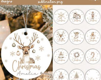 Peut inclure: Ensemble de 12 motifs de sublimation sur le thème de Noël. Le motif principal présente un renne avec des ornements et des flocons de neige, avec le texte "1st Christmas Amelia". D'autres motifs incluent des cadeaux, un bonhomme de neige et un sapin.