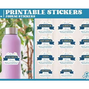 Puede incluir: Doce pegatinas del zodíaco imprimibles que presentan cada signo astrológico en una pancarta azul con estrellas doradas y texto. El texto dice "Es una cosa de [signo], no lo entenderías." Las pegatinas se muestran sobre un fondo de madera claro.