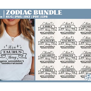 Puede incluir: Un conjunto de 12 diseños de signos del zodíaco en blanco y negro. Cada diseño presenta un signo del zodíaco con el texto "Es una cosa de [Signo del zodíaco], no lo entenderías." Los diseños están en un estilo vintage con una pancarta y estrellas.