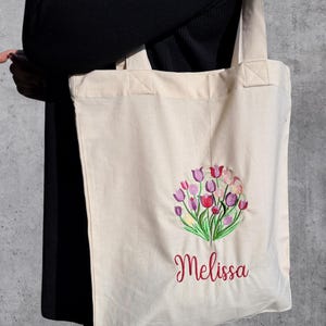 Personalisierte Tasche, Bestickte Tulpen Tote Bag, Baumwolltasche mit Blumen, Bestickte Henkeltasche, Geschenkidee für Frauen