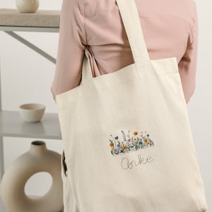 Personalisierte Blümchenwiesen Tote Bag, Baumwolltasche, Bestickte Tasche, Geschenkidee, Mitbringsel, Geburtstag, Weihnachten