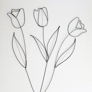 Arte de pared con alambre: Arte de pared con tulipanes en alambre, uno o más tulipanes para tu oficina, sala de estar o casa. Dos tamaños, pequeño y grande. Regalo único.