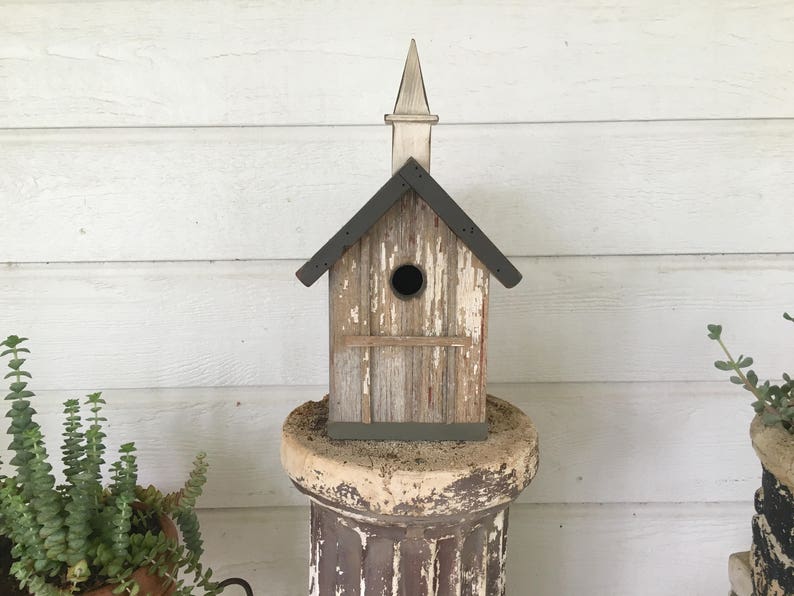 Graue und weiße rustikale Kirche Vogelhaus | Etsy