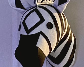 Cabeza de cebra de fieltro para pared Zuri: decoración animal hecha a mano