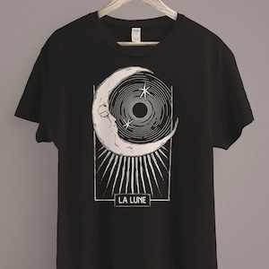 La Lune Der Mond T-Shirt | Tarotkarten | Hexen Kleidung | Wicca ästhetik | Witchy Herren T-Shirt | Heidnisches TShirt | Goth Gotik