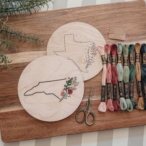 Gestickte Zustand DIY Kit, DIY Stickerei Kit, Stickerei Geschenk, Housewarming Geschenk, Blumenstickerei, Zustand Geschenk, Zustand Kunst, Makler Geschenk
