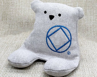 ヘンプリカバリーベアの携帯電話スタンド：ナルコティクス・アノニマスの刺繍入りギフト