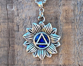 Collar con colgante de flor AA: Joyería de sobriedad con esmalte azul
