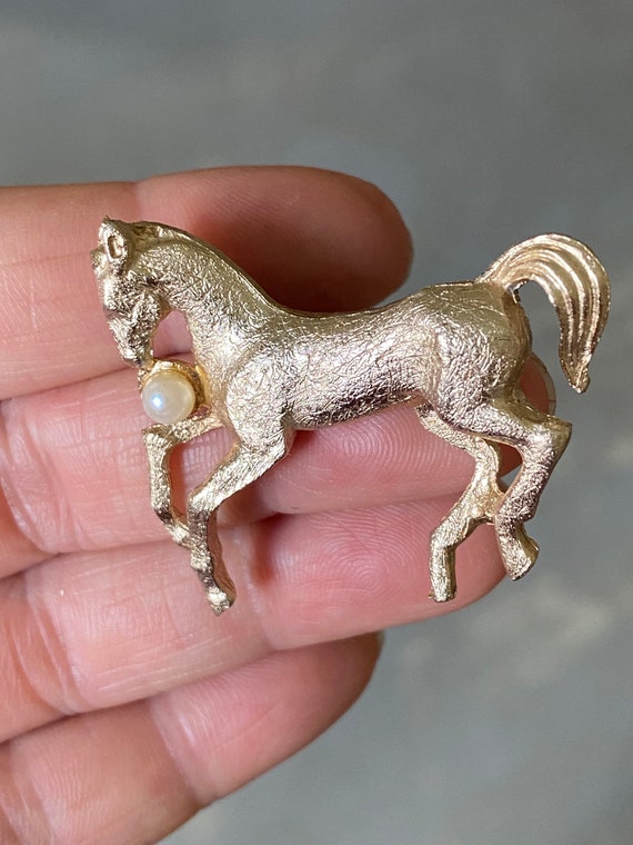 Vintage Brushed Gold Tone Horse with a Faux Pearl.