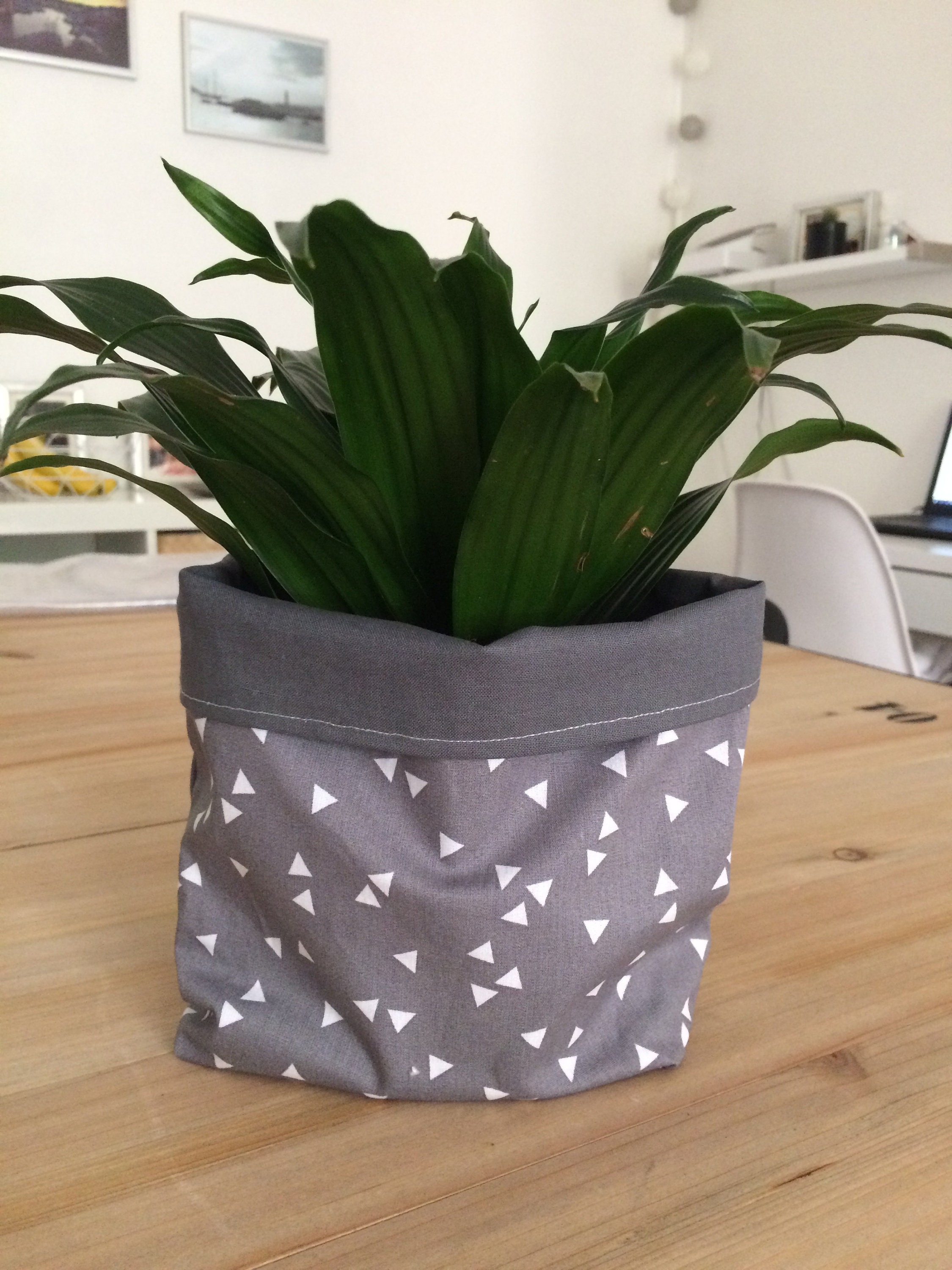 Cache Pot, Vide Poche Reversible Gris Triangles Blancs