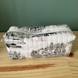 Grande trousse de toilette matelassée en coton oekotex TOILE DE JOUY NOIRE