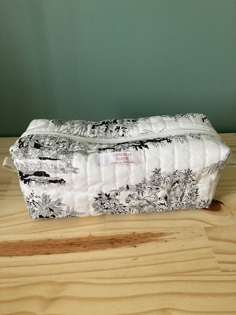 Grande trousse de toilette matelassée en coton oekotex TOILE DE JOUY NOIRE