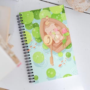 Lindo cuaderno espiral de media letra con puntos y diseño de nenúfar