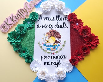 Puede incluir: Una artesanía de papel blanca con la bandera mexicana en el centro. La artesanía de papel está rodeada de flores de papel verdes, rojas y blancas. El texto "A veces lloré, a veces dudé, pero nunca me raje!" está escrito en la artesanía de papel.