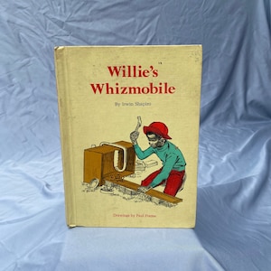 Puede incluir: Un libro infantil vintage titulado "Willie's Whizmobile" de Irwin Shapiro. La portada presenta una ilustraci&oacute;n colorida de un ni&ntilde;o peque&ntilde;o con un sombrero rojo y una camisa azul, construyendo un coche de juguete de madera.
